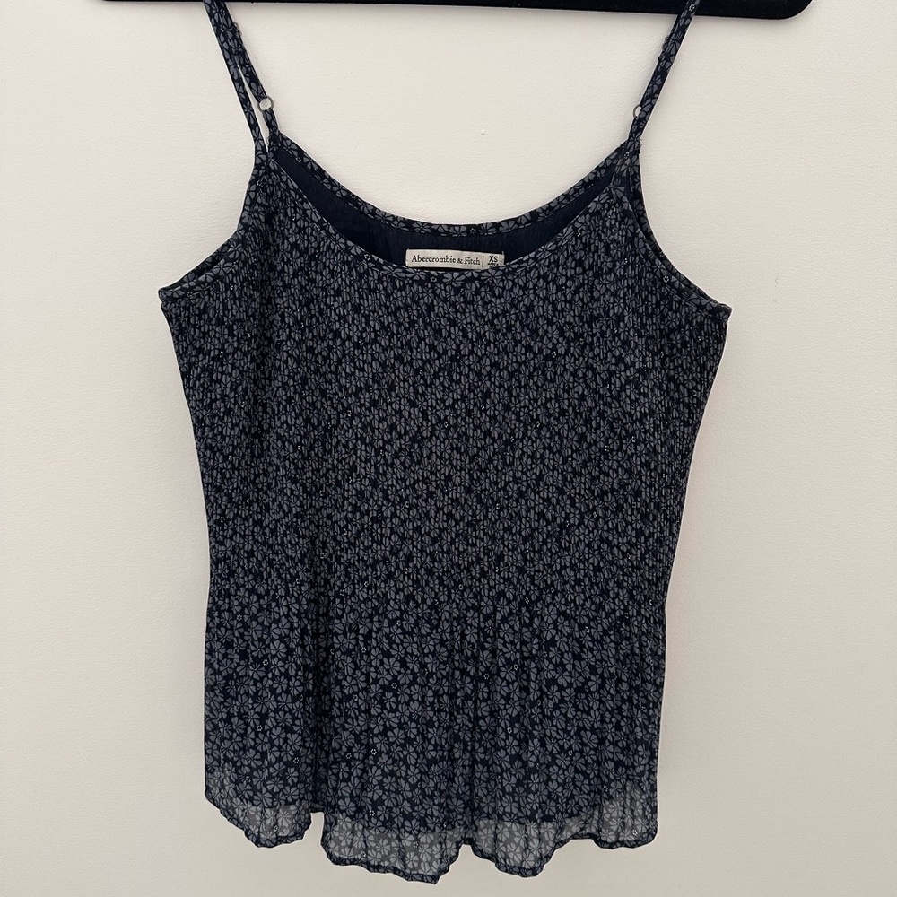 ABERCROMBIE Chiffon Pleated Flower Camisole